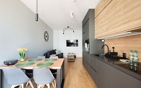Wola Skwer Happy Apartment